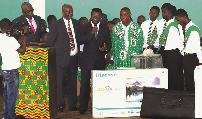  Mr Patrick Anumel (with microphone) with Mr Joseph Connel (on his right) and other APSU members and students making the presentation during the dinner dance